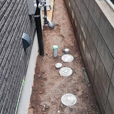 新築の犬走エリアは、建物保護とメンテナンス性を考慮し施工方法