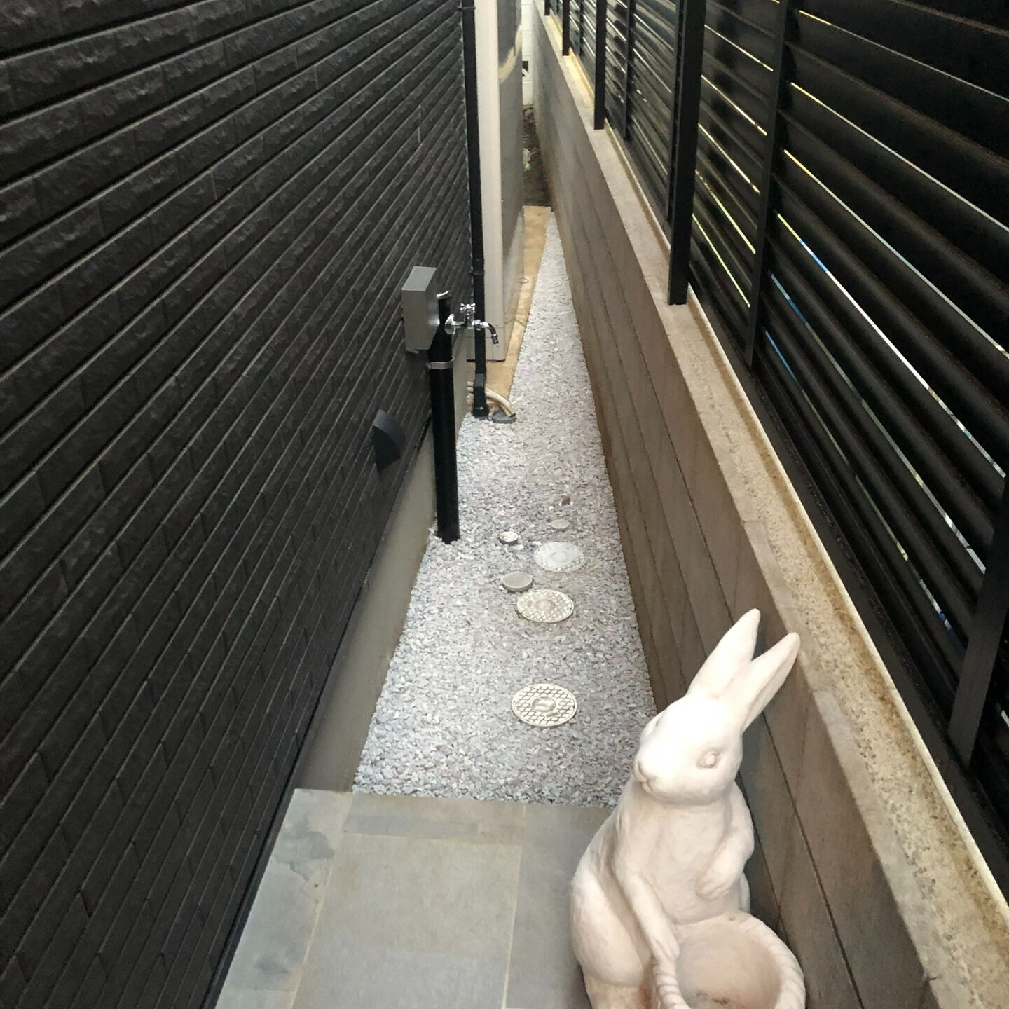 犬走りの砂利には、建物を守る重要な役割があります
