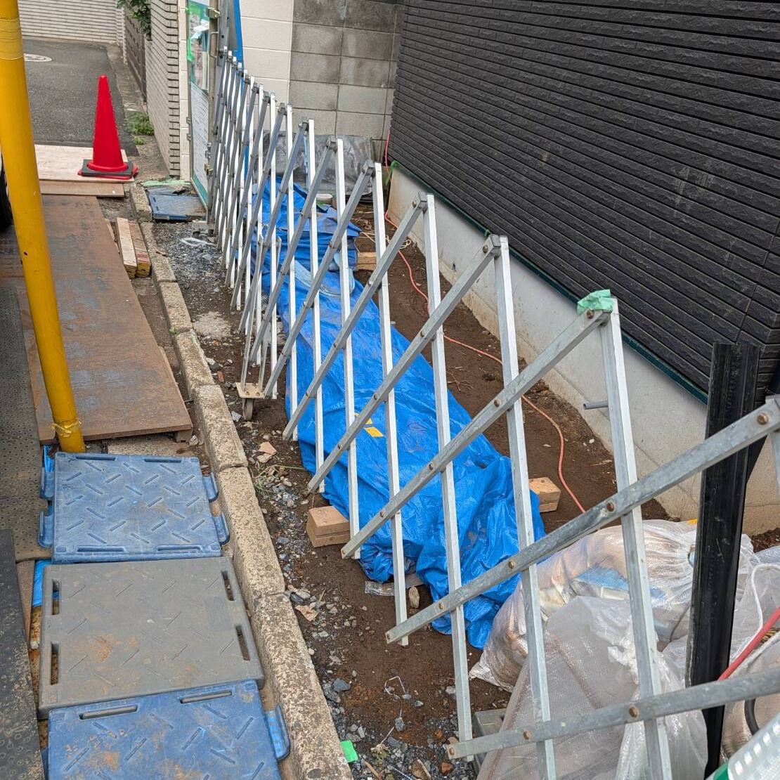 L字側溝は、雨水を効率よく集めて排水するための重要な設備です