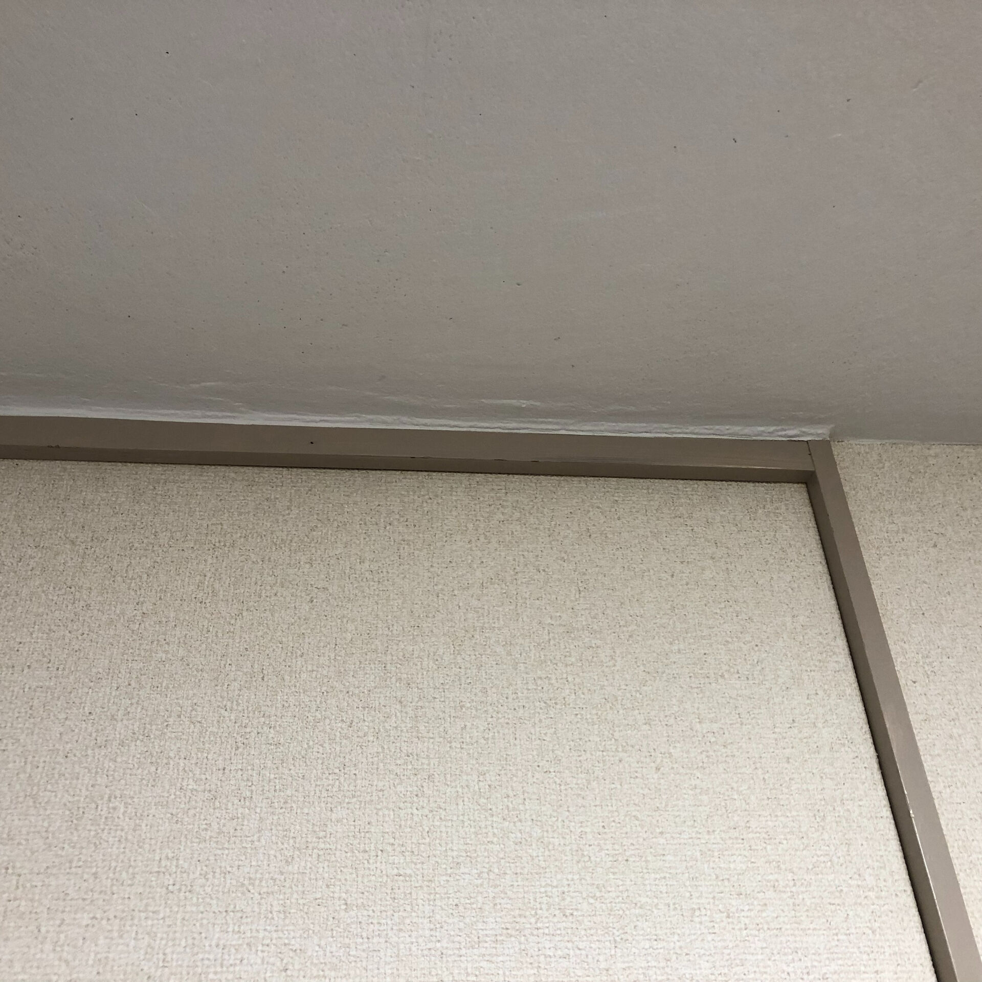 クロス張替えで最も重要なのは、下地状態の確認と適切な下地処理