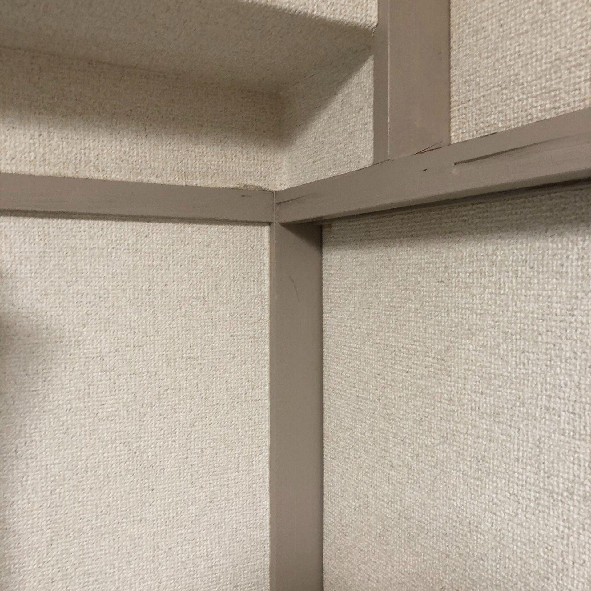 虫が付きにくいクロスの色としては、白系よりもグレー・ベージュ