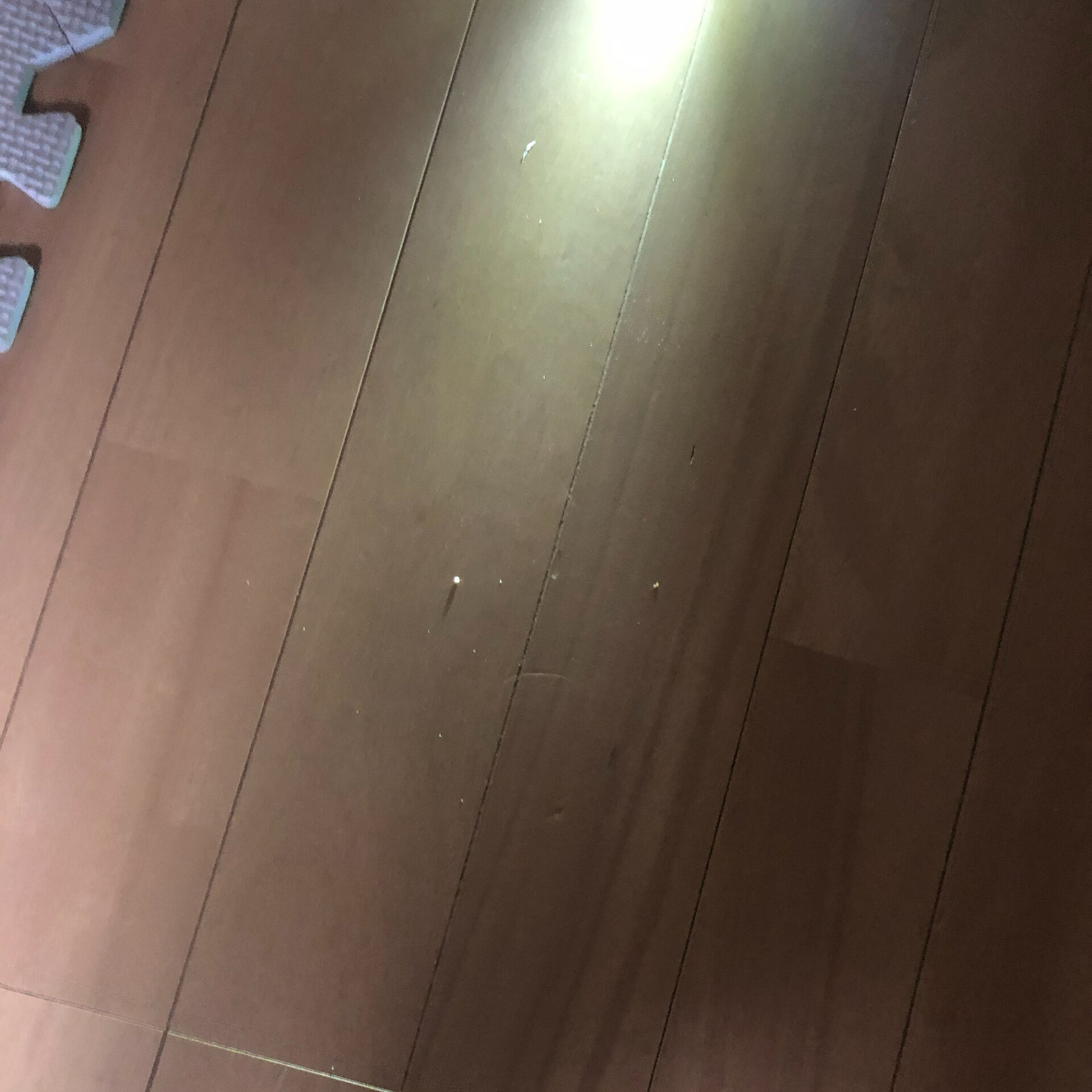 フローリングに埃を付きにくくするには、まず室内へ埃を持ち込ま
