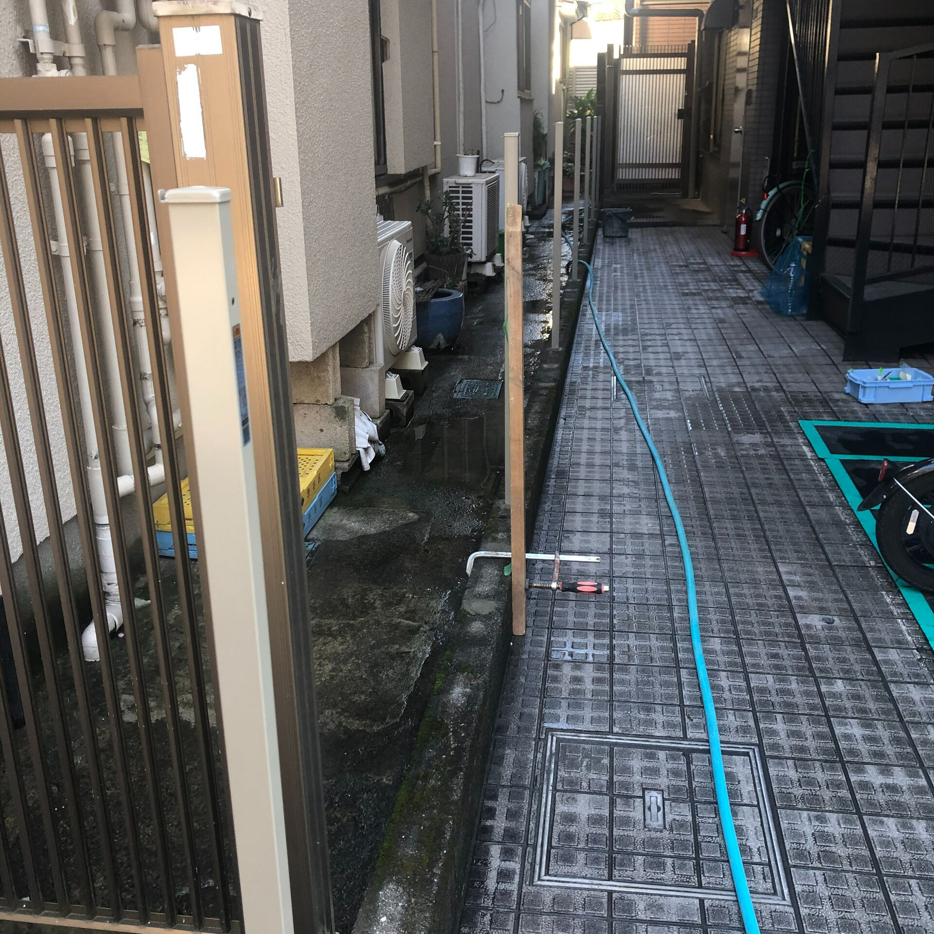フェンス取付工事では、まず境界線を正確に確認することが重要で