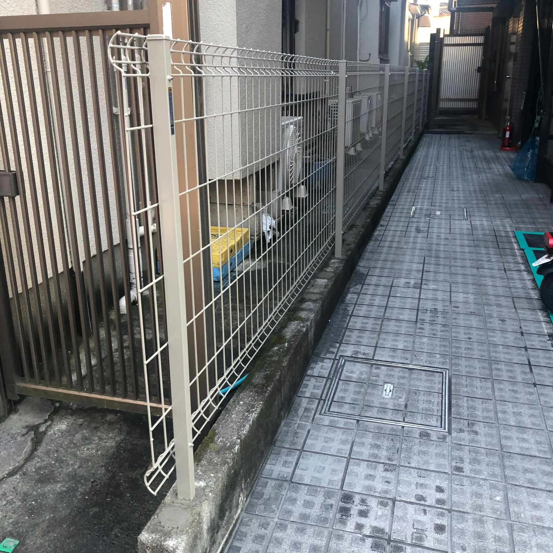 メッシュフェンスは、スチール製の網目状パネルを使用したフェン