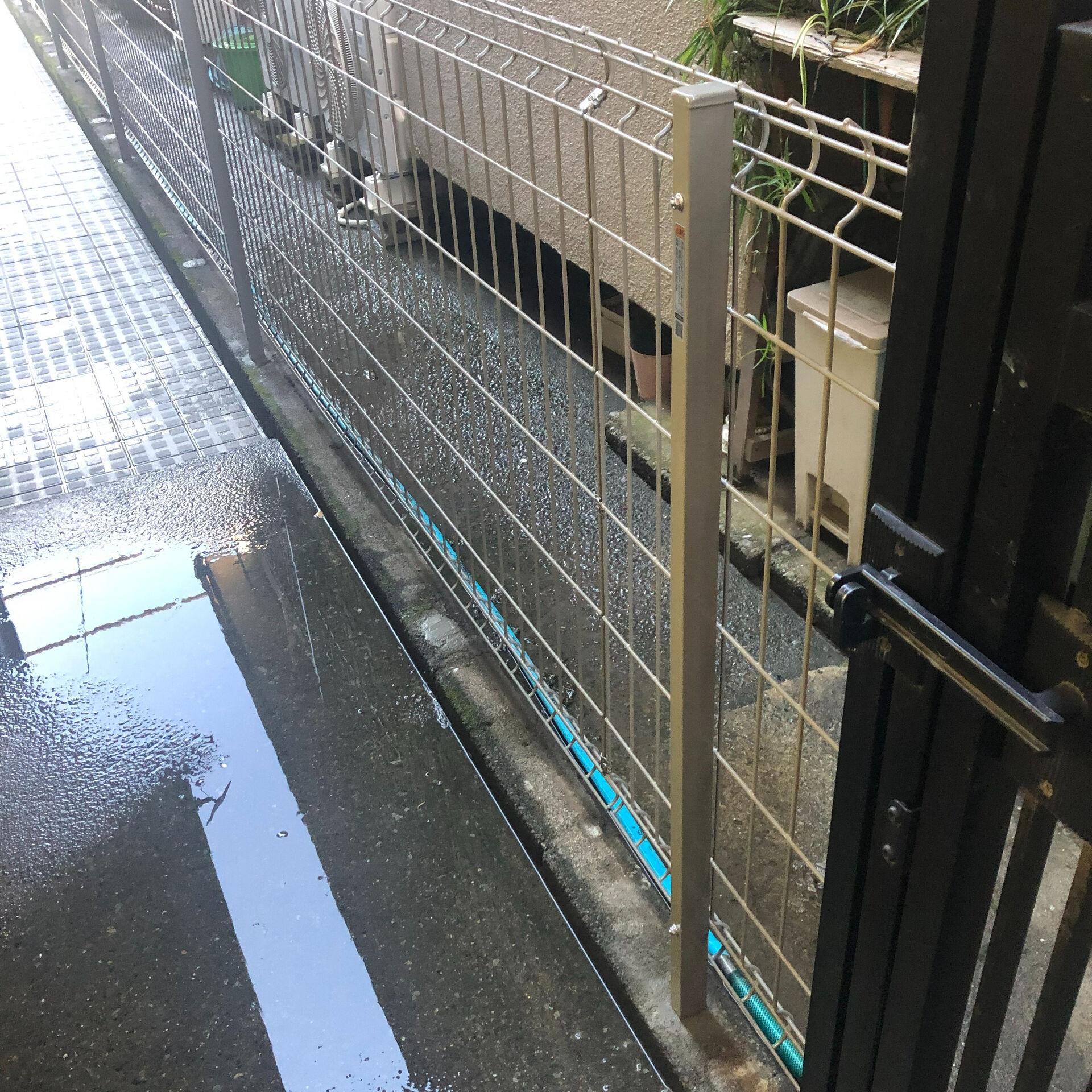 フェンスの色を選ぶ際は、建物の外観や周囲の景観との調和を意識