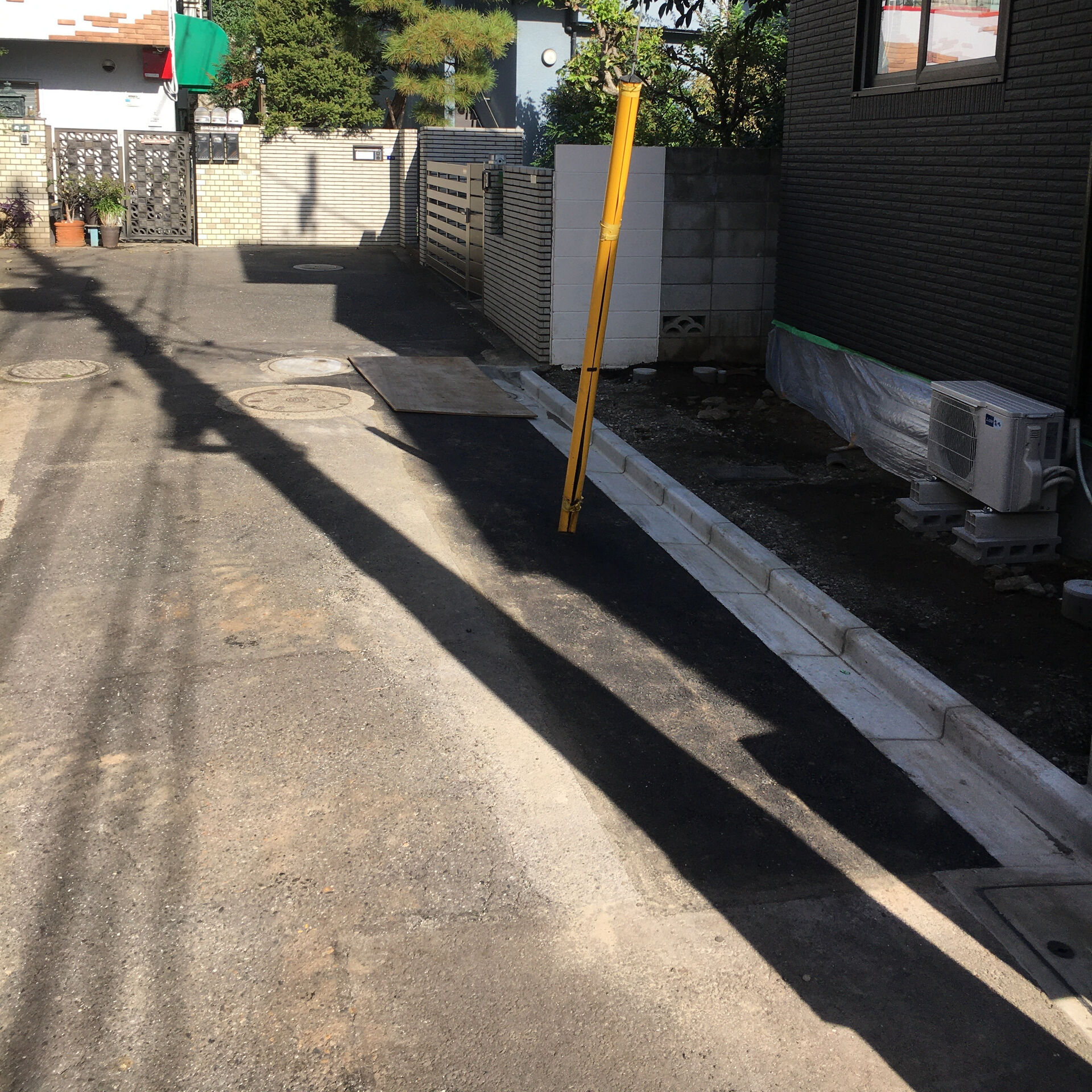 道路と敷地の境界線は、一般的に**境界標（境界杭・境界プレー