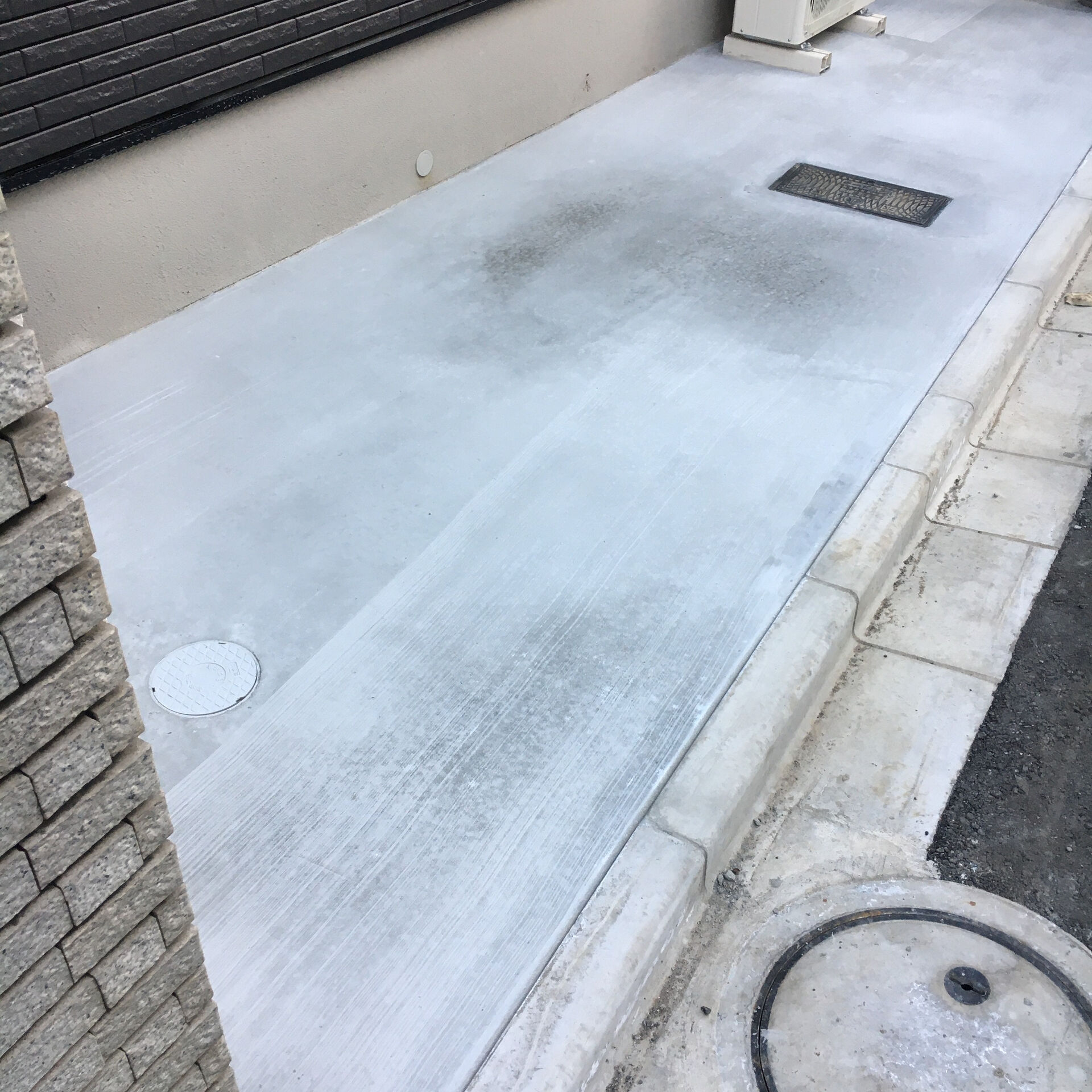 土間コンクリートは、駐車場やアプローチなどで多く採用される舗