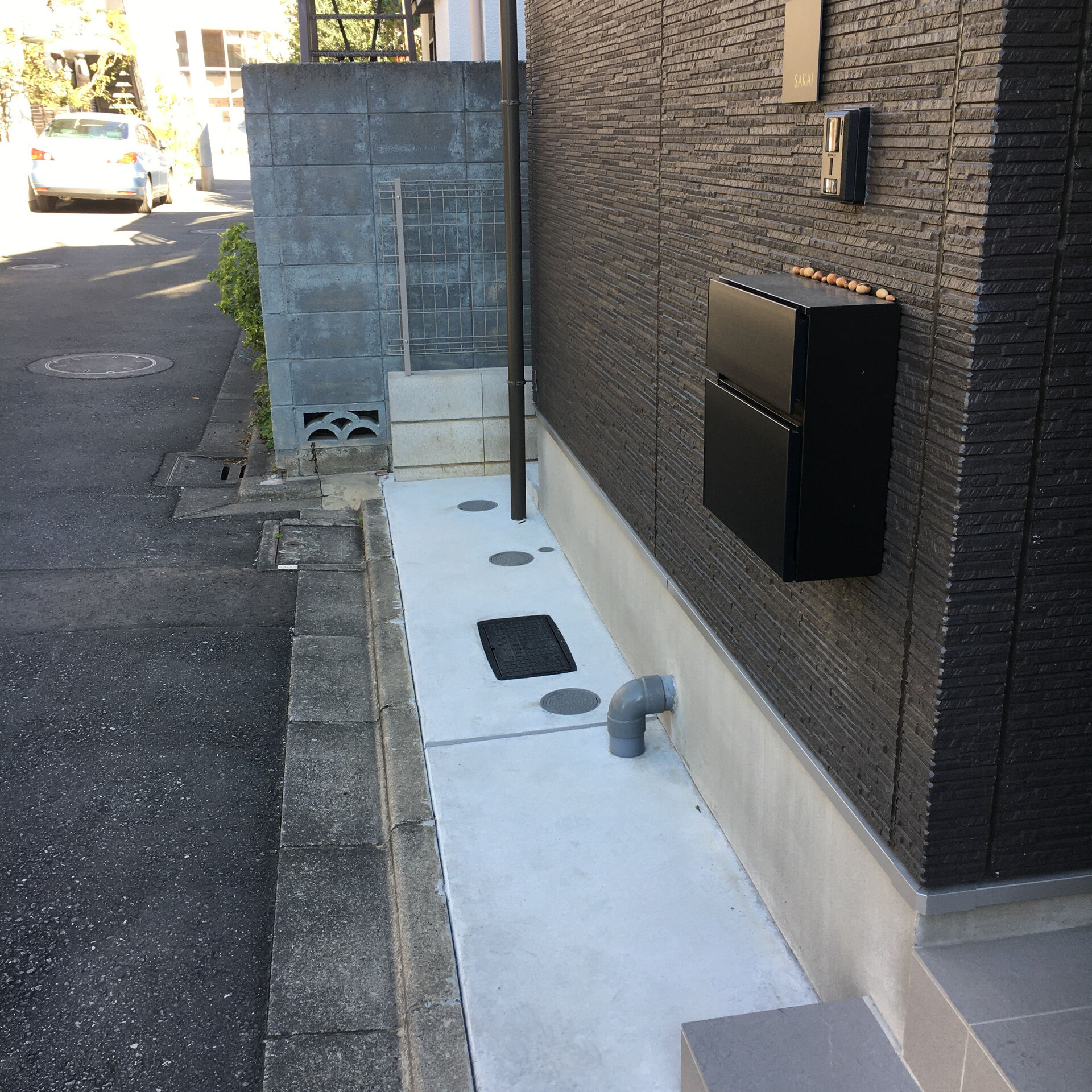 玄関アプローチの土間コンクリートは、人が歩行することを目的と