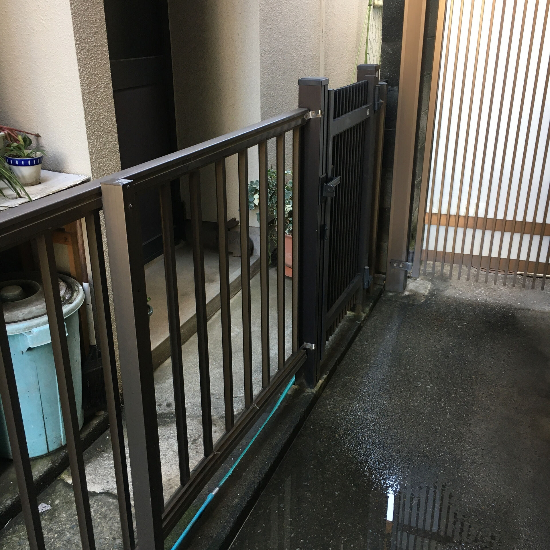 門扉の設置では、**安全性・使いやすさ・耐久性**を考慮した