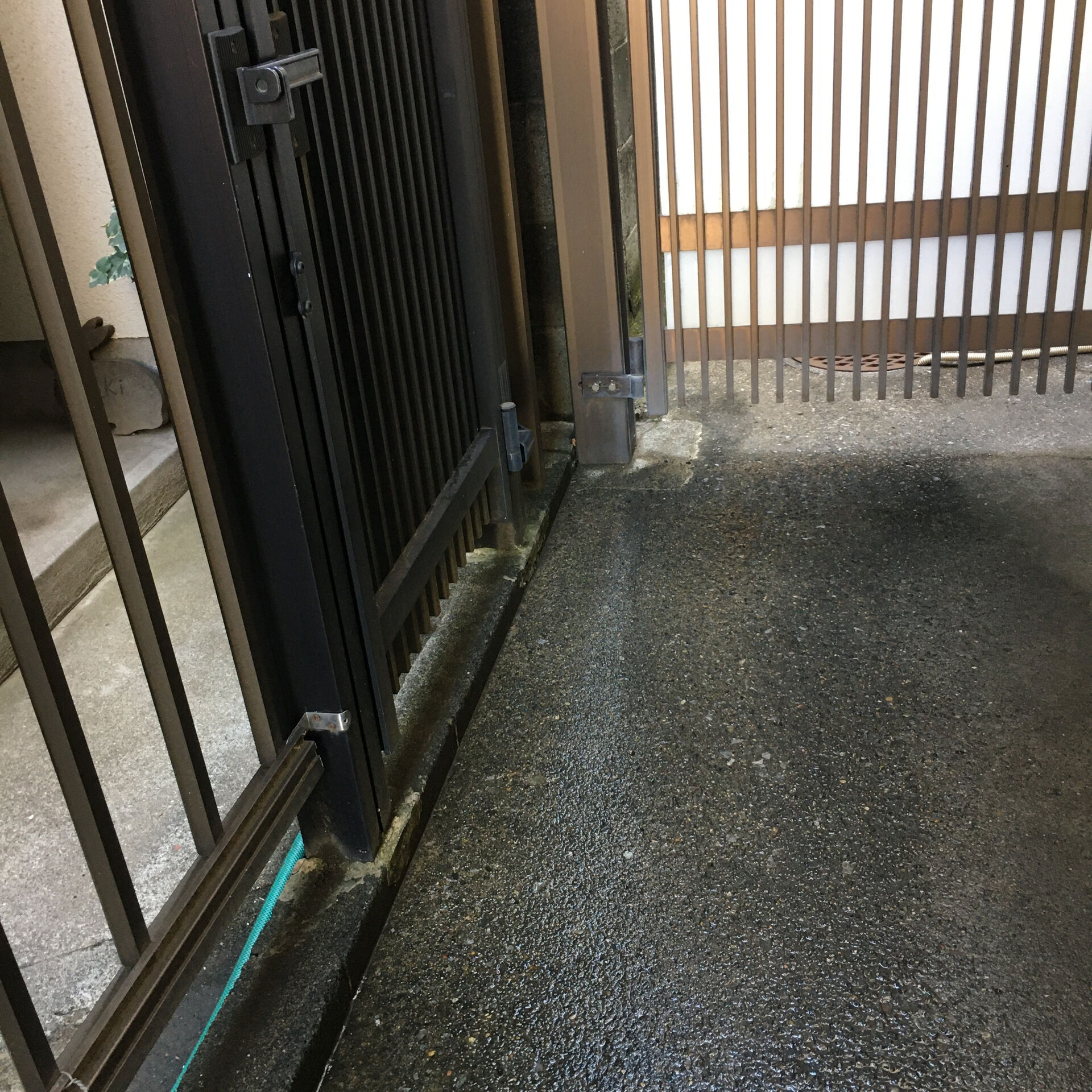 門扉の色を選ぶ際は、住宅の外壁や屋根、フェンス、玄関ドアなど