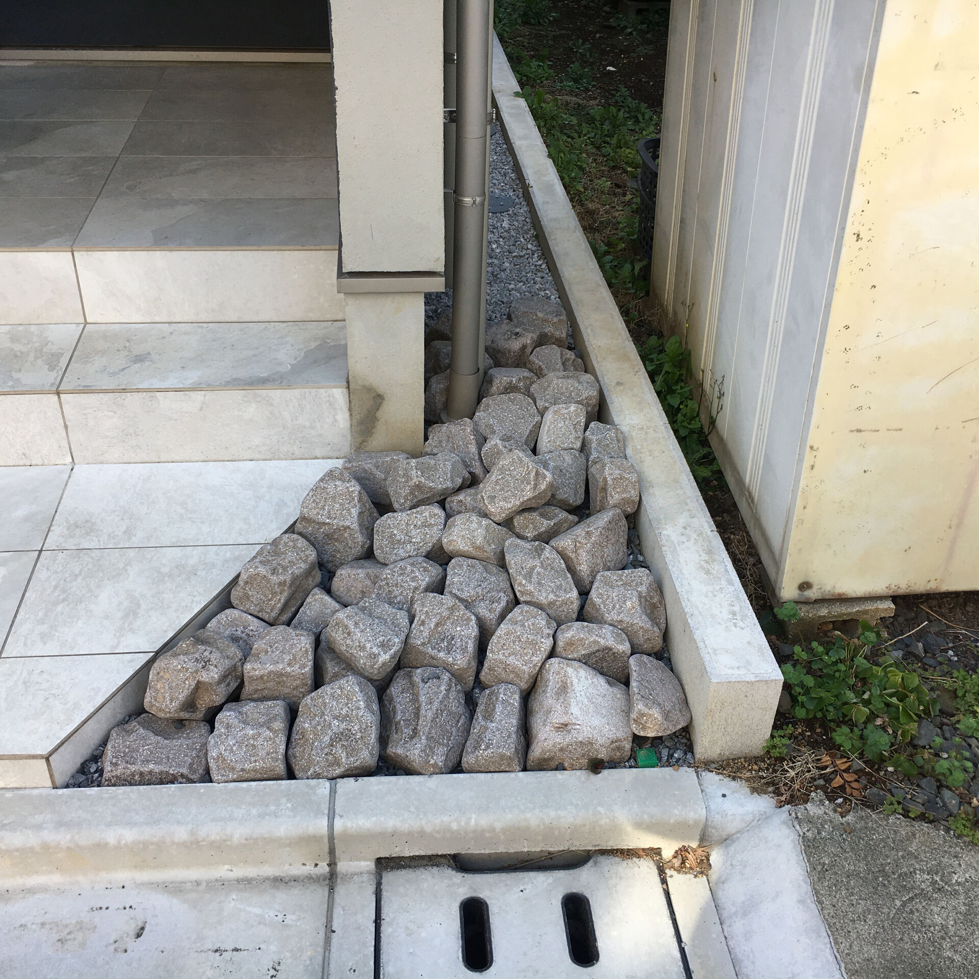 ゴロタ石は、自然な丸みと一つひとつ異なる形状を活かして、庭や