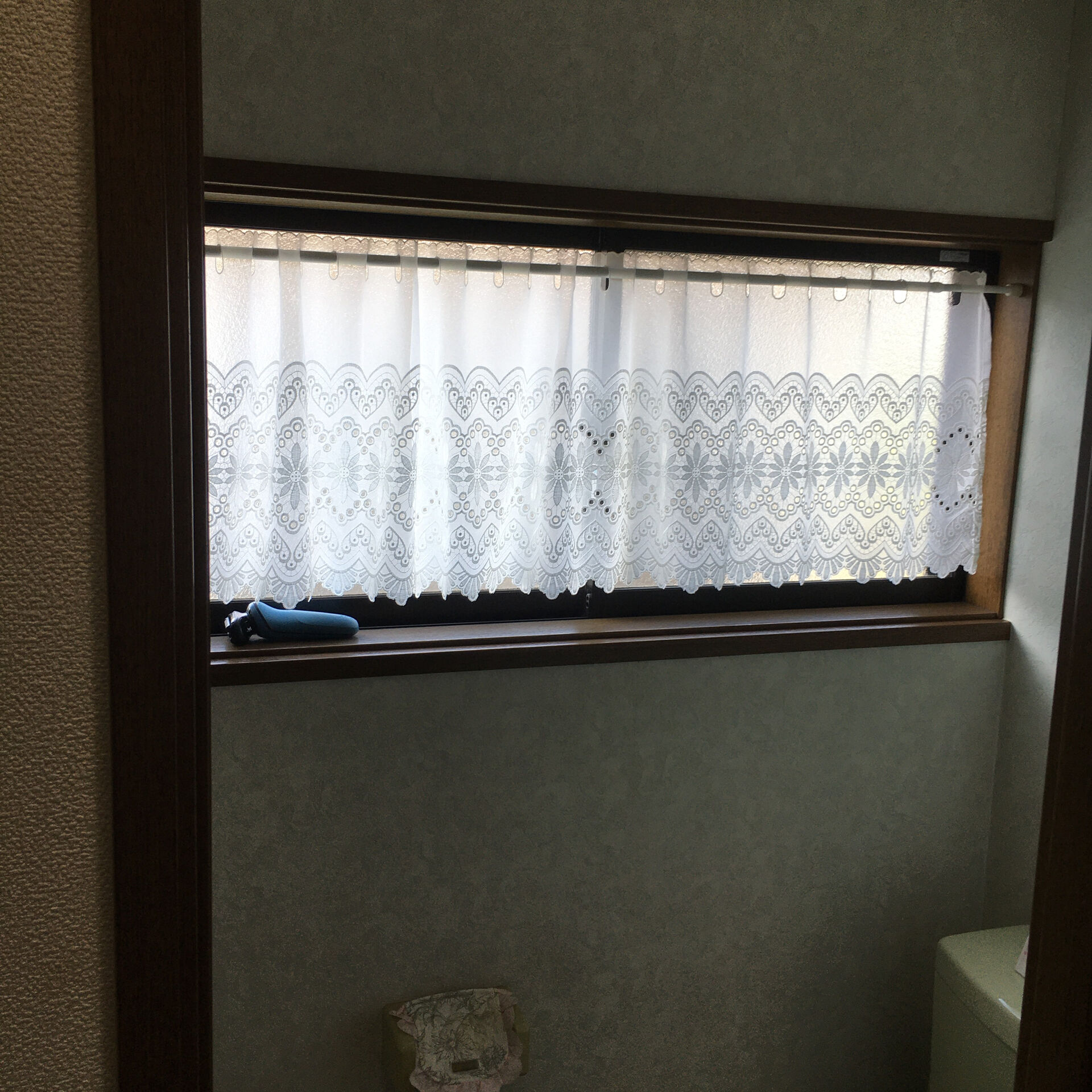 トイレの小窓をリフォームする際は、**採光・換気・プライバシ