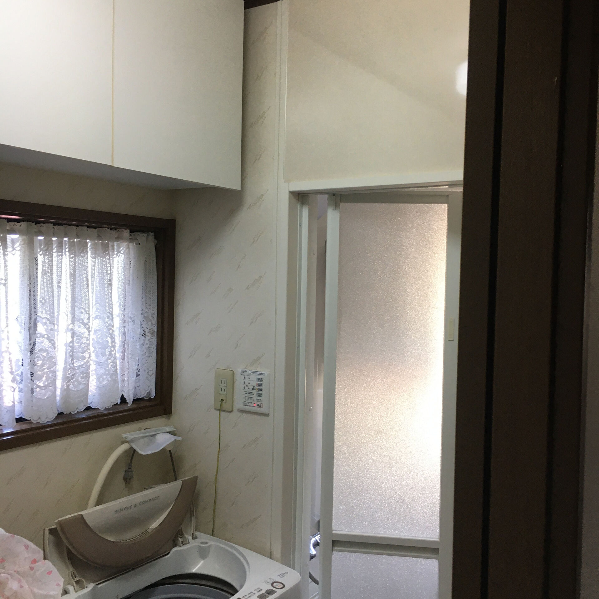 洗面室の上部収納は、使用頻度の低い物を効率よく収納するスペー
