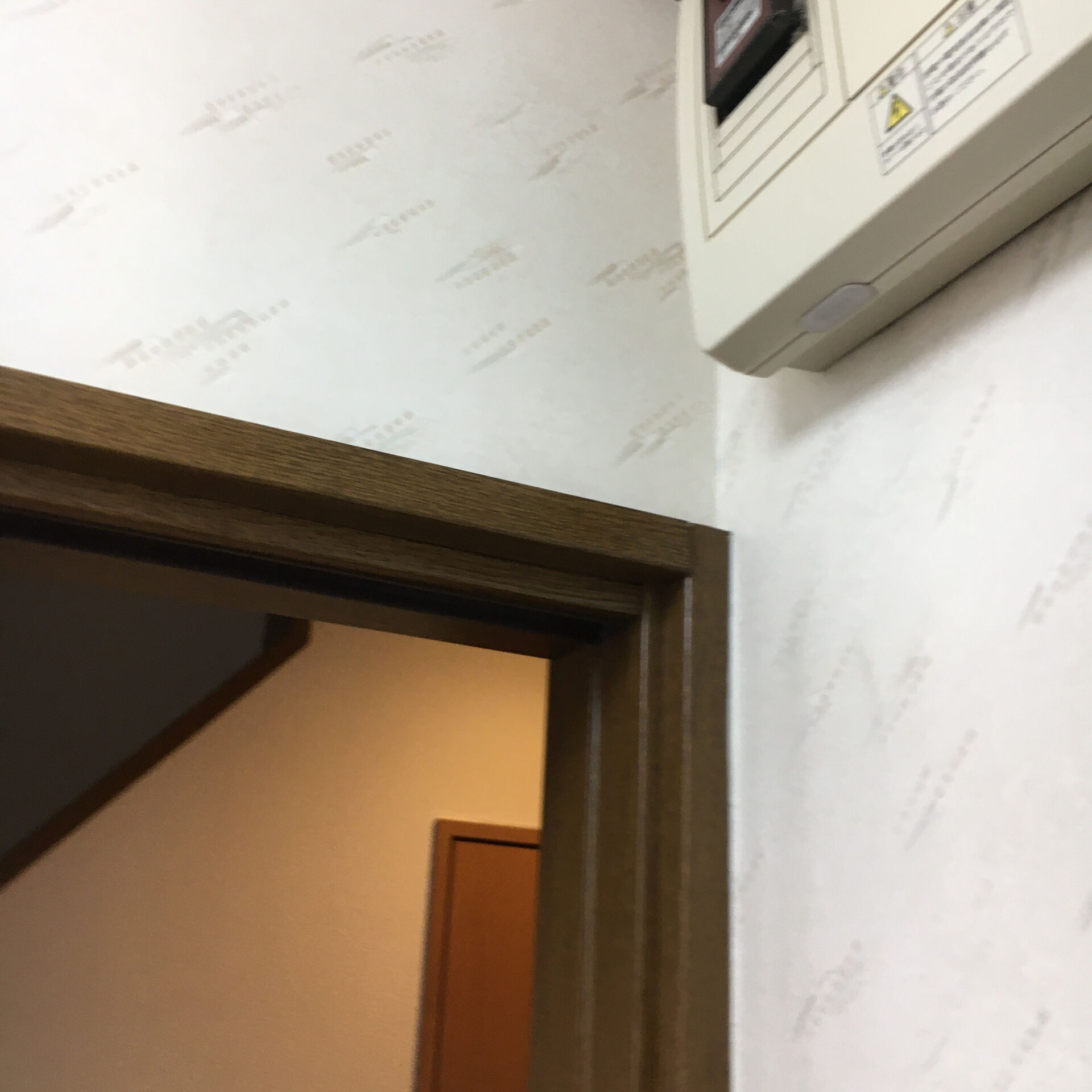 クロス張替えで良くないのは、下地の状態を確認せずに施工する事