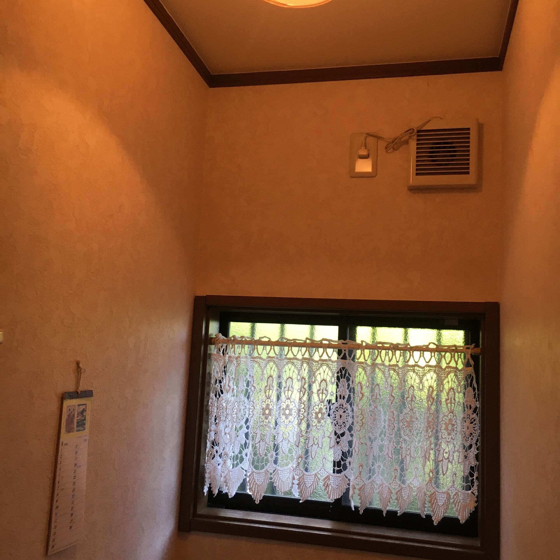 トイレ内の換気扇を選定する際は、まずトイレの広さに合った換気