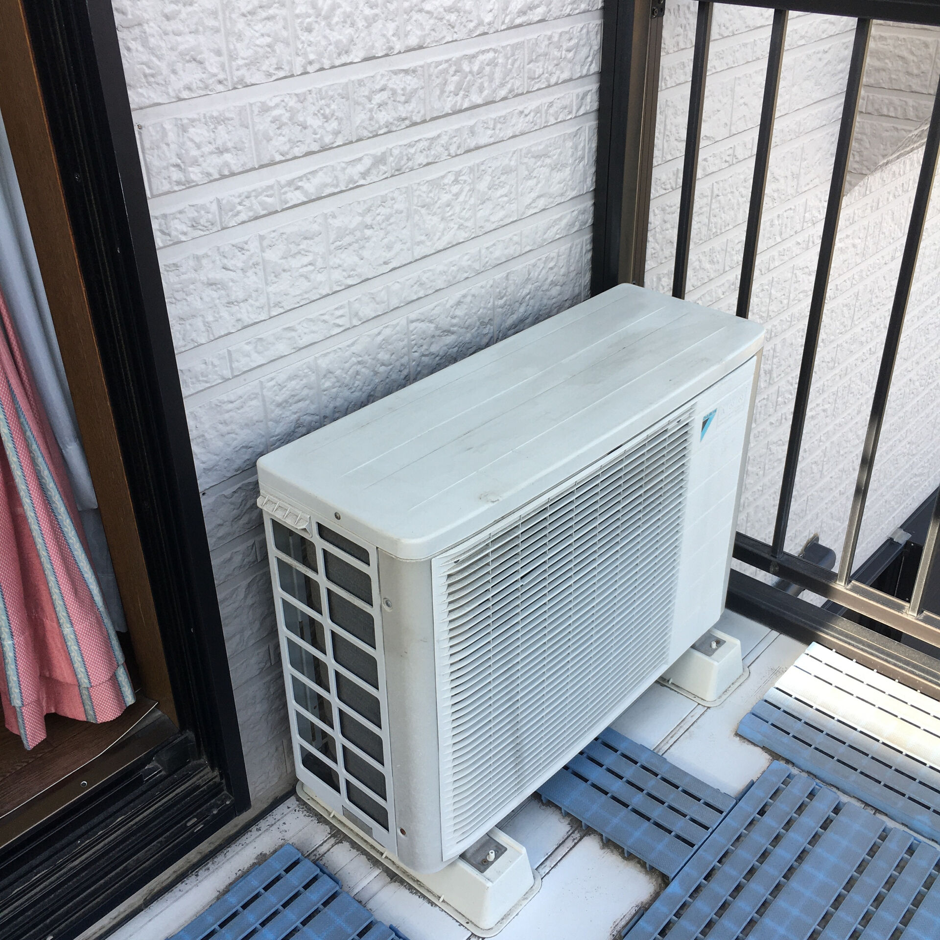 エアコンの室外機を設置する際は、冷暖房効率の低下やトラブルを