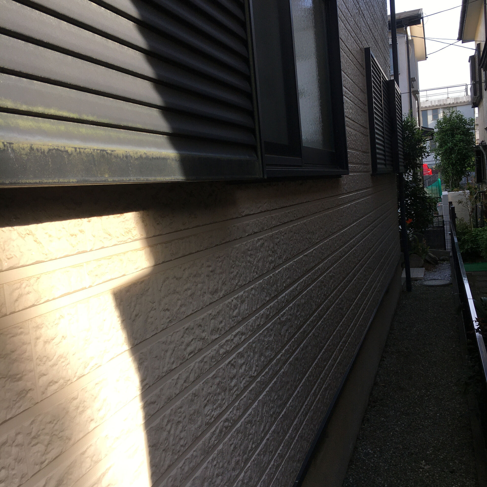 雨戸の塗装は、素材の保護・耐久性向上と建物全体の美観維持にお