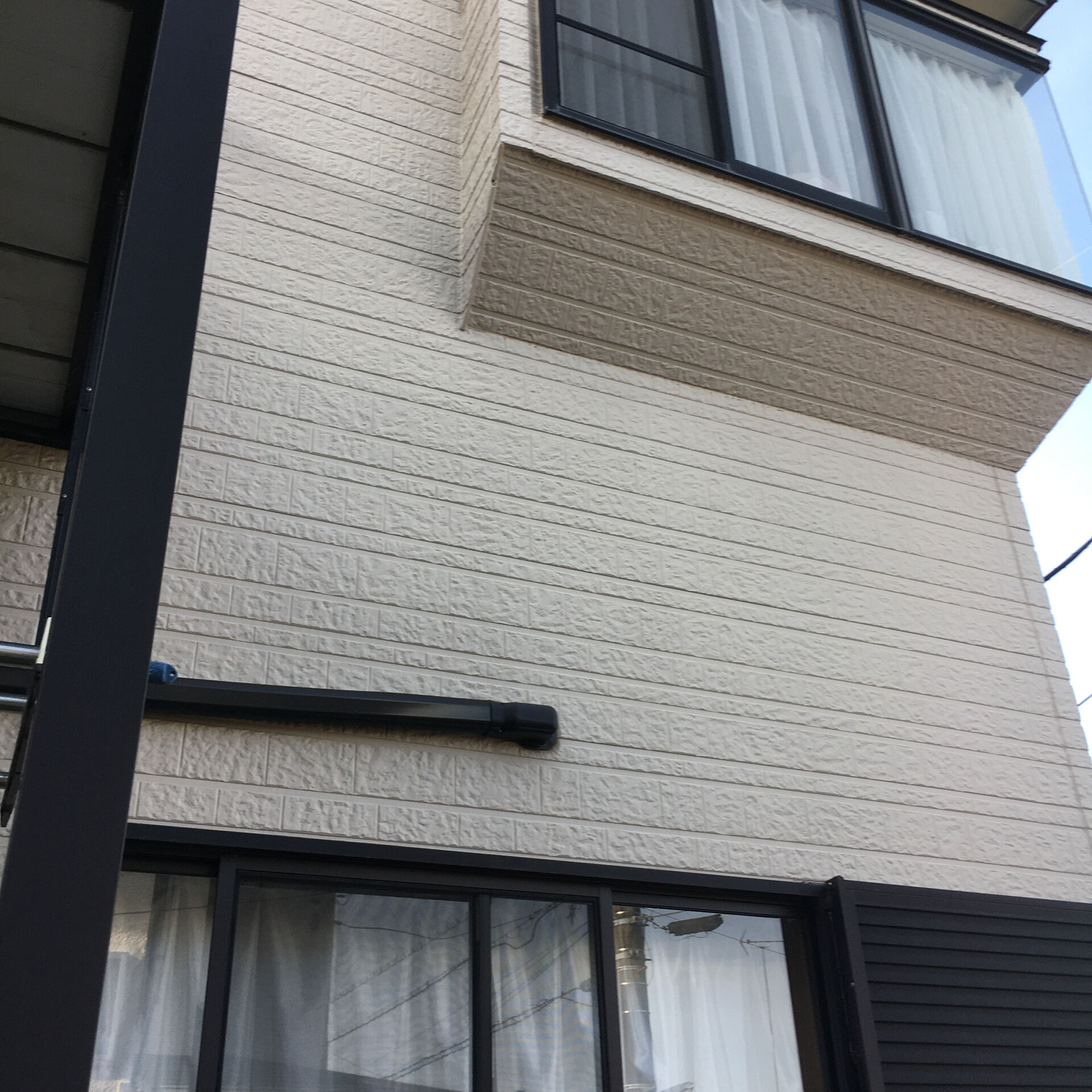 外壁塗装の色を選ぶ際は、建物全体のバランスと周囲の景観との調