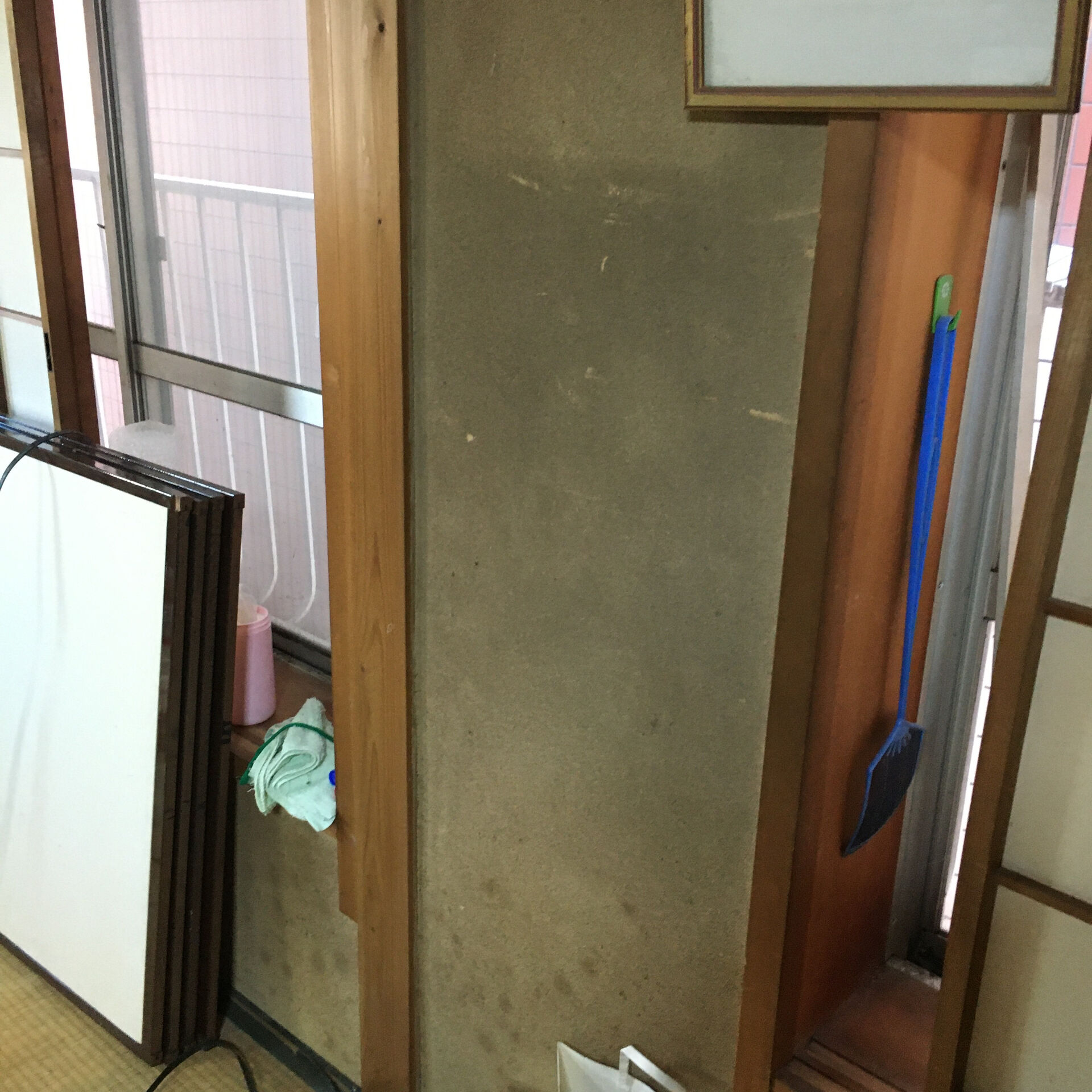 砂壁の塗り替えでは、まず既存の砂壁の状態を確認することが重要