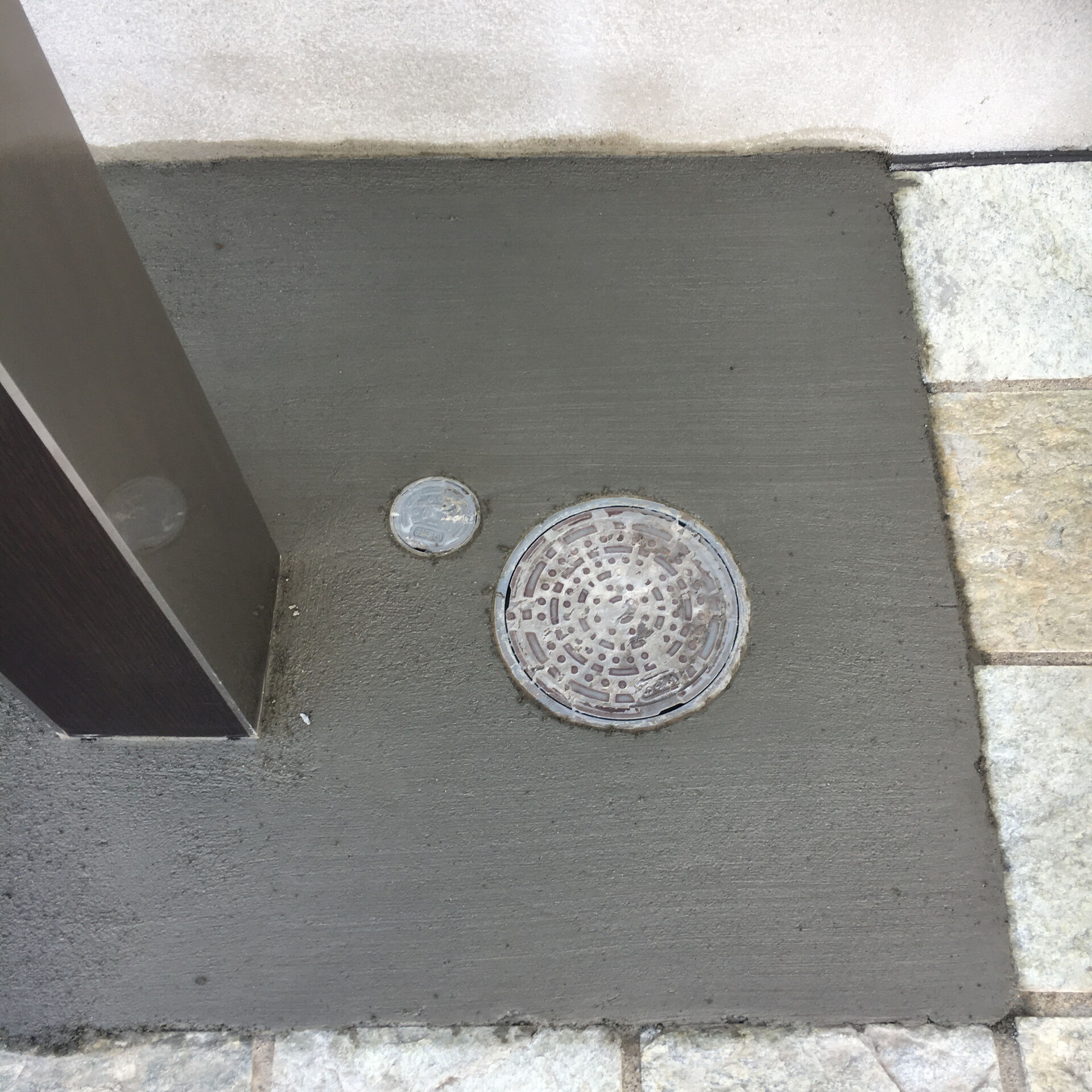 土間コンクリートは、駐車場や玄関アプローチ、通路などに使用さ