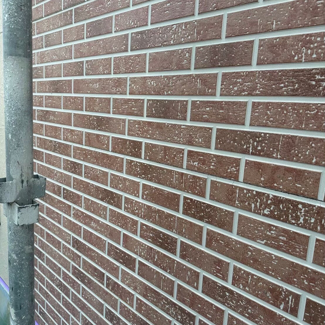 チョーキングとは、外壁塗装の劣化で表面の樹脂が紫外線や雨で分