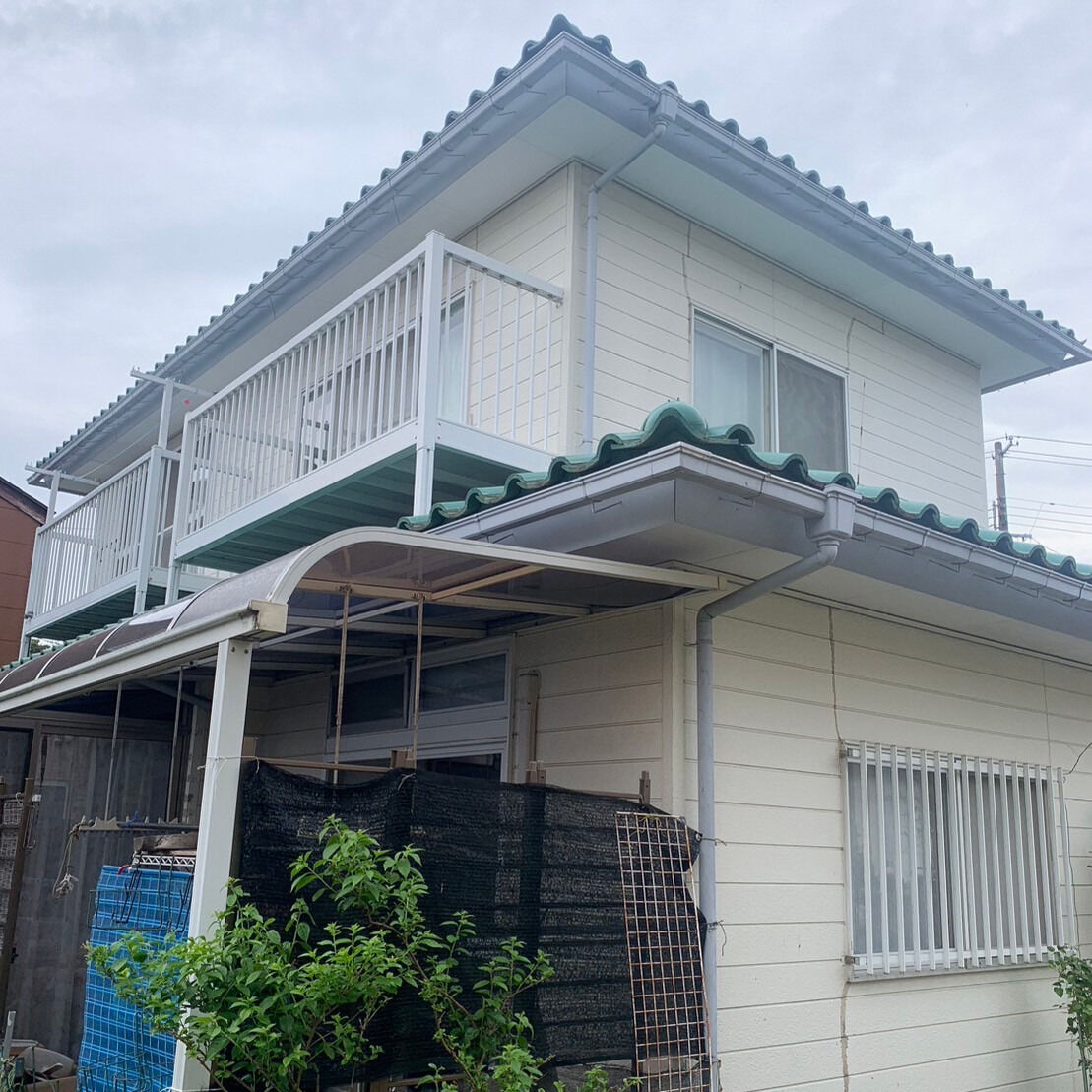 外壁の亀裂は、建物の揺れや地震、温度変化による伸縮、経年劣化