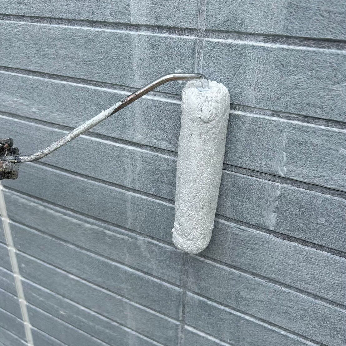 外壁塗装の下塗りは、仕上げ塗料を長持ちさせるための最重要工程